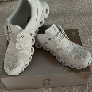 On Cloud 5 athletic shoes